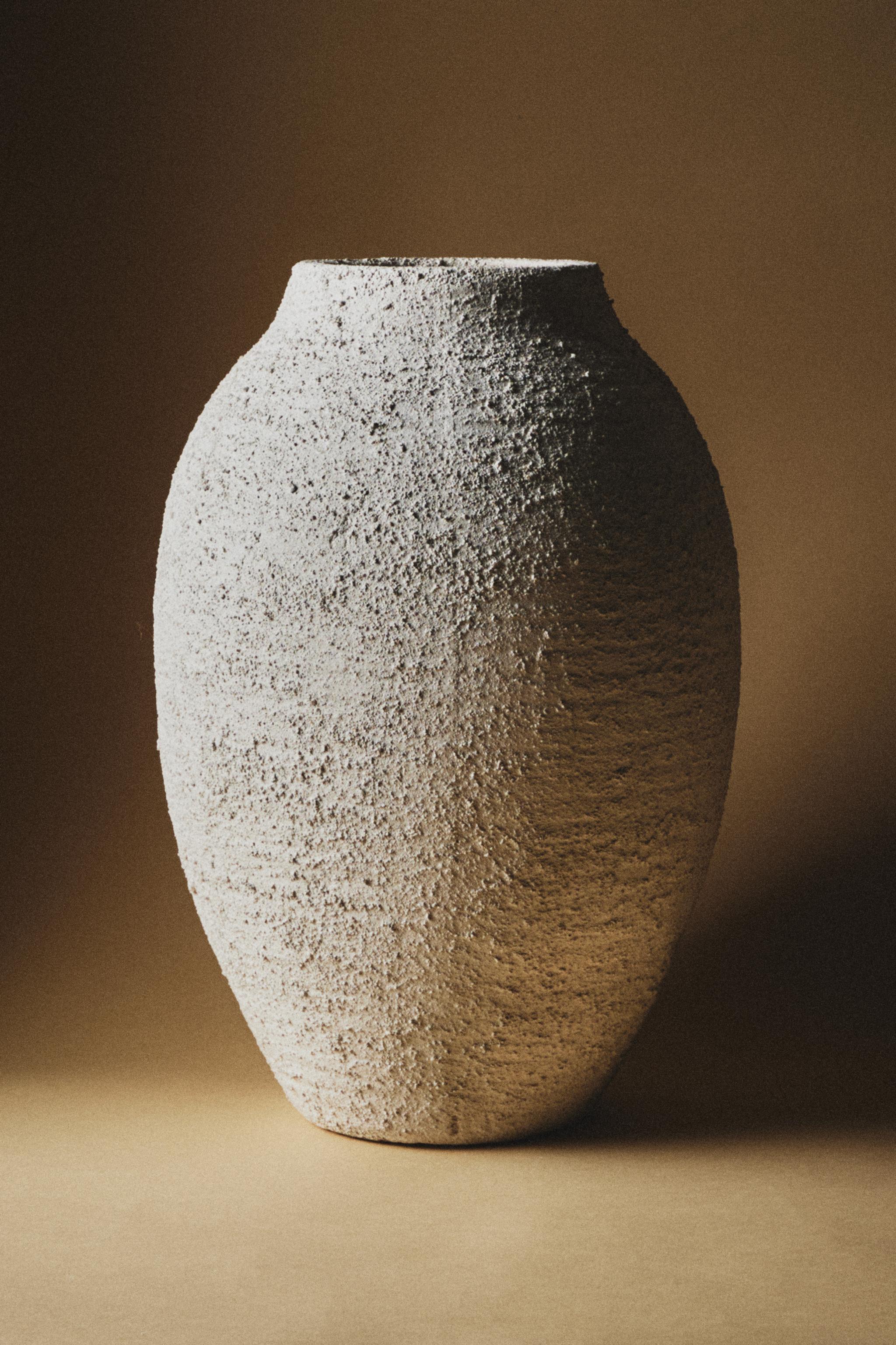 ROUGH-EFFECT CERAMIC VASE